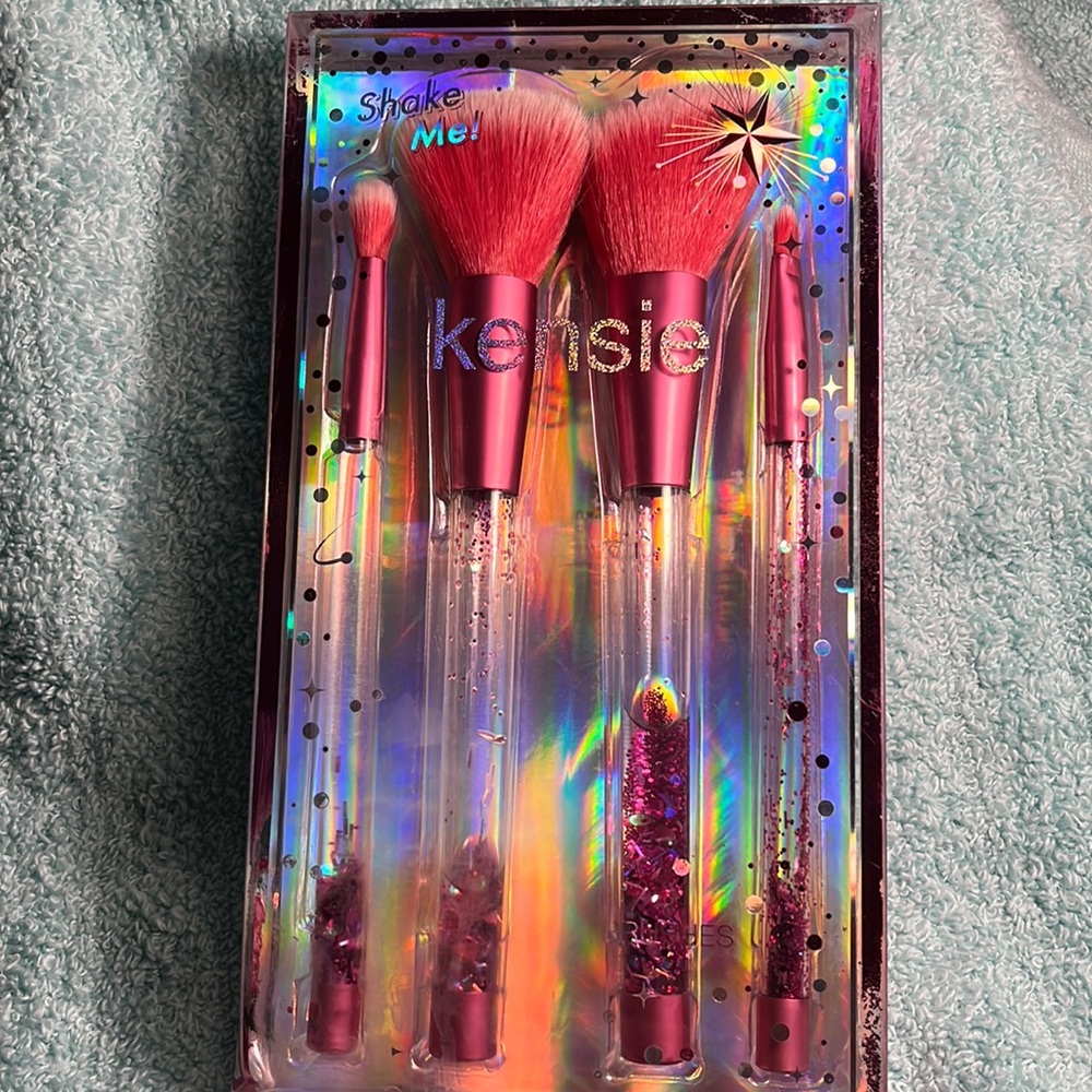 Beautiful glitter make up brushes 4 pack
